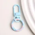 Detailopname van de blauwe sleutelhanger met stijlvolle karabijnhaak en donut veerring. - Blauwe donut veerringslot en karabijnsluiting