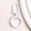 Gedetailleerd overzicht van witte legering sleutelhanger met roze en gele stippen veerring. - Witte donut veerringslot en karabijnsluiting