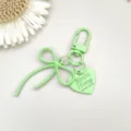 Leuke lichtgroene legering strik sleutelhanger met hart hanger doe-het-zelf accessoires telefoon - Groene ringkarabijnsluiting + legering strik + legering hartstuk
