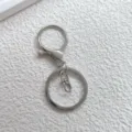 Zilveren metalen sleutelhanger detail, karabijnhaak en ring accessoires voor tassen en speelgoed. - 3-delige set karabijnsluitingen in wit-K zilver