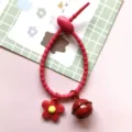 Detail van rode siliconen kabelbinder bedel met bloem en bel voor doe het zelf accessoires. - Kabelbinder Bel Bloem / Rood
