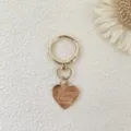 Detail van gouden metalen sleutelhanger hardware, hartvormige hanger met gravure, stevige draaibare haak. - D Vears Gesp met Hart Stuk / Goud