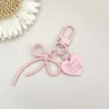 Rosa Legierung Schleife Schlüsselanhänger mit Herzanhänger, DIY Zubehör für Handytaschen. - Rosa Karabinerverschluss + Legierungsschleife + Herzanhänger aus Legierung