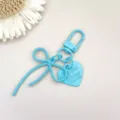 Hellblauer Metall Schleife Schlüsselanhänger mit Herz Anhänger DIY Taschenzubehör. - Blauer Karabinerverschluss + Legierungsschleife + Herzanhänger aus Legierung