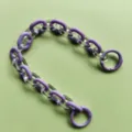 Dettaglio ravvicinato del cinturino a catena in acrilico con maglie viola per borse. - Catena Viola
