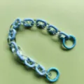 Dettaglio catena in acrilico colorato con anelli a molla per cinturino borsa o ciondolo telefono. - Catena Blu