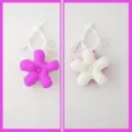 Pluche bloem tashengsel met wit bandje, dubbele kleur, gedetailleerde weergave van de sleutelhanger. - Roze en witte patchwork bloem met wit koord