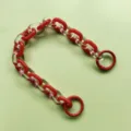 Acryl ketting detail met rode en transparante schakels en metalen veerringen voor tassen en DIY. - Rode Ketting