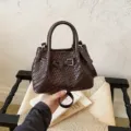 Borsa a secchiello intrecciata marrone da donna, elegante borsa in pelle con manico e tracolla. - Marrone