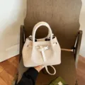 Schicke geflochtene Eimer-Handtasche für Damen, vielseitige Umhängetasche mit Henkel. - Gebrochenes Weiß