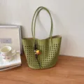 Grüne gewebte Lochmuster Tasche, lässige Schultertasche mit Anhänger für den Alltag. - Mit Anhänger / Grün
