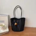 2026 Neue Minimalistische Gewebte Tasche Stilvolle Handtasche Schultertasche Damen - Mit Anhänger / Schwarz