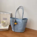 Hellblaue gewebte hohle Tote Tasche stilvolle Schulter Handtasche fuer Damen taeglichen Gebrauch. - Mit Anhänger / Blau