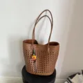 Modische braune gewebte Shopper Tasche mit Lochmuster, minimalistische Damen Schultertasche. - Mit Anhänger / Braun