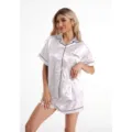 Conjunto de pijama corto de satén para mujer con ribete en contraste y cierre frontal de botones. - Blanco