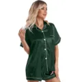Vista detallada del conjunto de pijama de satén verde oscuro con ribetes blancos contrastantes. - Verde