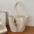 Trendige gewebte Loch-Tragetasche für Damen, minimalistische Umhängetasche mit süßem Anhänger. - Mit Anhänger / Weiß