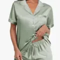 Conjunto de pijama de satén verde salvia con manga corta, parte superior y pantalón corto. - Verde Brillante