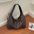 Vrouwen donkerbruine PU geweven schoudertas minimalistische hobo shopper handtas mode - Zonder Hanger / koffiekleur