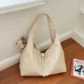 Stijlvolle beige PU geweven schoudertas voor dames, elegante hobo tas met schattige berenbedel. - Zonder Hanger / Wit