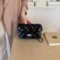 Μαύρη καπιτονέ τσάντα ώμου για γυναίκες, κομψή τσάντα αλυσίδας για τη δουλειά. - Μαύρο