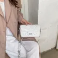 Λευκή καπιτονέ τσάντα ώμου από λουστρίνι με αλυσίδα, κομψή γυναικεία τσάντα για καθημερινή χρήση. - Λευκό