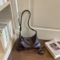 Sac à épaule marron foncé vintage avec bandoulière tressée, sac à main rétro pour femme. - Sans pendentif / Café