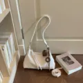 Sac bandoulière hobo blanc vintage avec bandoulière tressée, pendentif cœur et usage quotidien. - Avec Pendentif / Blanc