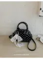 Schwarze und weiße Handtasche mit Punkten und Spitzenband, stilvolle kleine Umhängetasche für Damen - Schwarz