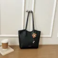 Lässige große Tragetasche für Damen, vielseitige PU Leder Umhängetasche für den Arbeitsalltag. - Mit Blumenanhänger / Schwarz