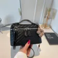 Borsa a mano nera intrecciata chic da donna, elegante borsa a tracolla con ciondolo. - Stile Con Ciondolo / Nero