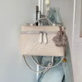 Dettaglio borsa a mano intrecciata chic, elegante borsa a tracolla per donna moderna. - Stile Con Ciondolo / Bianco avorio