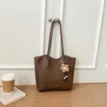 Casual τσάντα tote μεγάλης χωρητικότητας για γυναίκες, κομψή τσάντα ώμου από δέρμα. - Με μενταγιόν λουλούδι / Καφέ