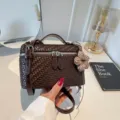 Borsa a mano intrecciata chic con ciondolo a fiore in peluche per stile quotidiano donna. - Stile Con Ciondolo / Marrone