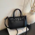 Stijlvolle zwarte lederen handtas casual schoudertas crossbodytas met metalen gesp. - Zwart