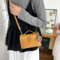 Borsa a tracolla intrecciata da donna con manico superiore e ciondolo elegante e chic. - con portachiavi / Giallo