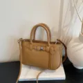 Elegante bruine lederen handtas met schouderriem, stijlvol minimalistisch design voor dames. - Bruin