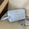 Blau-weiß gestreifter Kosmetikbeutel mit Griff und Schleifenstickerei, tragbare Tasche. - Grob gestreiftes Blau