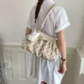 Sac à épaule chic pour femme en beige avec motif floral, détail de nœud et pendentif en peluche. - Avec pendentif / Blanc