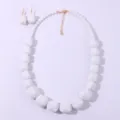 Detailansicht des weißen klobigen geometrischen Acrylperlen Halskette und Ohrringe Set. - Weiß
