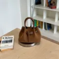 Καφέ πλεκτή δερμάτινη τσάντα bucket για γυναίκες, κομψή τσάντα χειρός για γραφείο. - Regular Fit / Καφέ