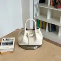 Κομψή υφαντή δερμάτινη τσάντα bucket για γυναίκες, ευέλικτη τσάντα ώμου με λεπτομέρεια ζώνης. - Regular Fit / Λευκό