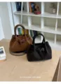 Elegante bolso de cubo tejido para mujer, bolso de hombro cruzado elegante con hebilla. - Ajuste regular / Café