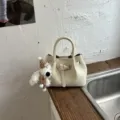 Bolso bombonera beige con colgante de peluche, elegante bolso de piel sintética mujer. - Con Colgante / Blanco
