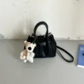 Bolso de cubo de cuero trenzado negro con un llavero de oso bonito bolso bandolera chic - Con Colgante / Negro