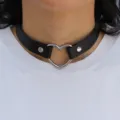 Collier ras du cou en cuir synthétique noir avec un détail d'anneau de cœur en métal argenté. - Noir