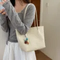 Vista dettagliata della borsa tote intrecciata casual con grande capacità e ciondolo di perle. - Bianco avorio
