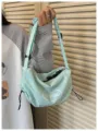 Mintgrüne Canvas Beuteltasche, lässige Umhängetasche für Damen, ideal für Alltag und Reisen. - Anhänger enthalten / Grün