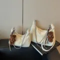 Minimalistische weiße Schultertasche mit Kette und süßem braunen Bärenanhänger. - Off-White Groß Mit Anhänger