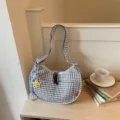 Borsa a tracolla casual a quadri per donna, leggera e pratica per l'uso quotidiano, versatile. - Con Ciondolo / Nero